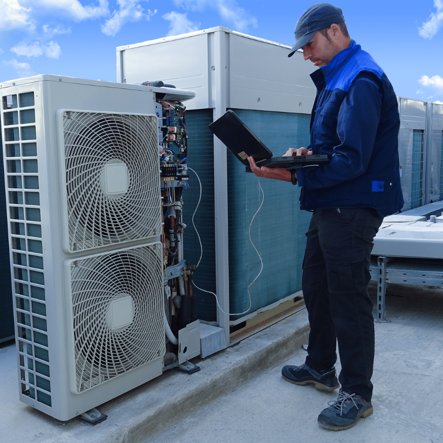 Technicien réalisant l'entretien d'une climatisation à Toulouse pour garantir un air sain et des économies